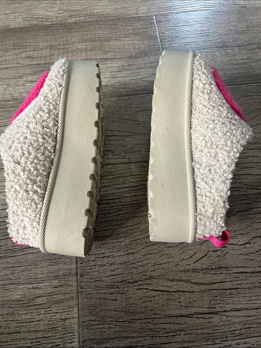 Mudd Kids Cream Sherpa Slip-Ons with Pink Smiley
